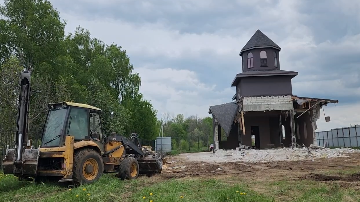 В Подмосковье сносят незаконный "храм Сатурна"